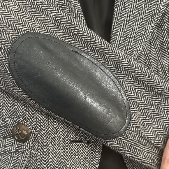 Smythe Herringbone Blazer with Elbow Patches. Size 6. 100% Wool. - Picture 5 of 8